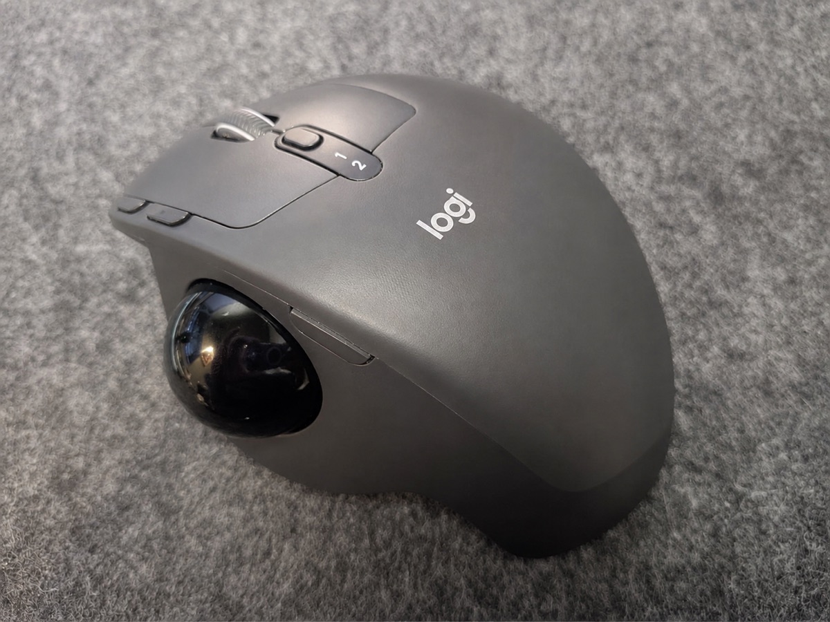 MX ERGO Sの本体。左側に黒いトラックボール、上面に複数のボタンとlogiのロゴがある