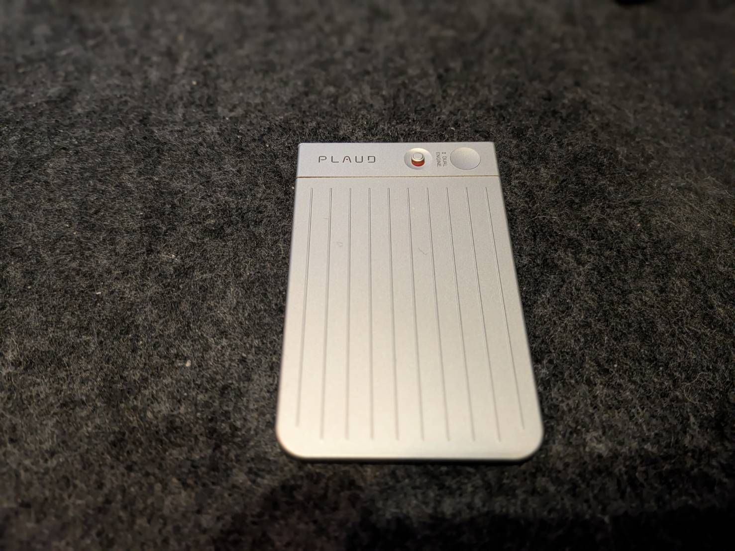 PLAUD NOTE本体。カード型で、PLAUDのロゴとDUAL ENGINEの表記がある