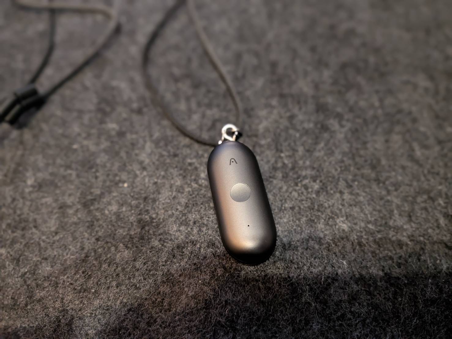 ストラップを取り付けたPLAUD NotePin S。首から下げて持ち歩けるウェアラブル型