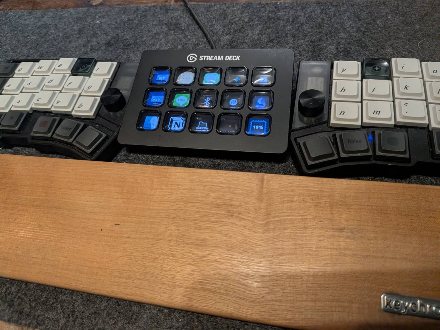 分割キーボードの中央に平置きしたStream Deck MK.2。キーボードと並べたときの大きさが分かる
